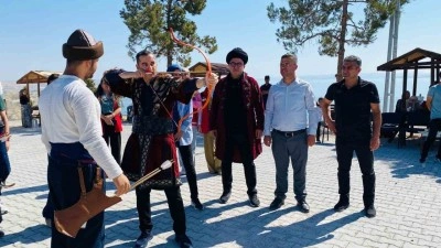 Samsat ilçesinde Zafer Bayramında ok atıldı