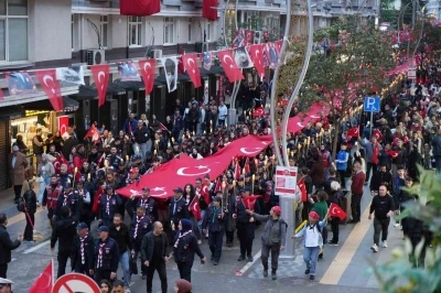 Samsun&rsquo;da 1919 metrelik dev bayrakla coşkulu &rsquo;Fener Alayı ve Gen&ccedil;lik Haftası&rsquo; y&uuml;r&uuml;y&uuml;ş&uuml;
