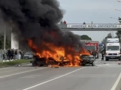 Samsun&rsquo;da 5 ara&ccedil;lı zincirleme kaza: 3 otomobil alev alev yandı, 4 yaralı
