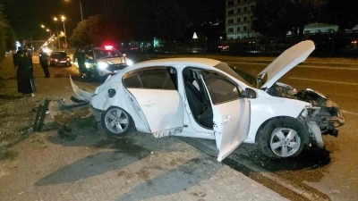Samsun’da ağaca çarpan otomobil hurdaya döndü: 1 yaralı
