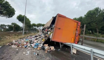 Samsun’da çöp yüklü tır devrildi, çöpler yola savruldu
