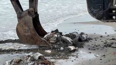 Samsun&rsquo;da denize atılan &ccedil;uvallar dolusu inşaat atığı temizlendi, inceleme başlatıldı
