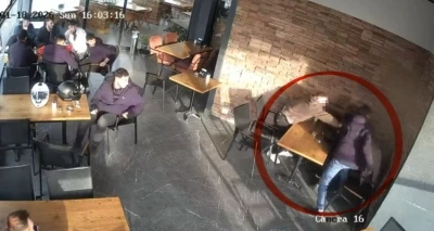 Samsun&rsquo;da fırında bı&ccedil;aklı saldırı kamerada: 2 yaralı
