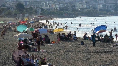 Samsun&rsquo;da hava sıcaklığı arttı, vatandaşlar denize akın etti
