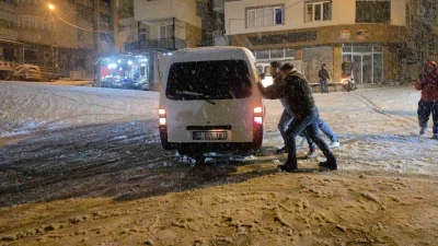 Samsun&rsquo;da kar &ccedil;ocuklara eğlence, s&uuml;r&uuml;c&uuml;lere &ccedil;ile oldu

