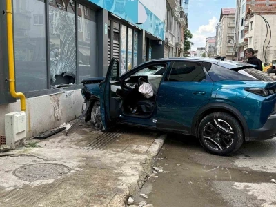 Samsun’da kontrolden çıkan otomobil, park halindeki araçlara çarptı: 1 yaralı
