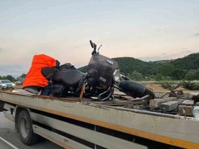 Samsun&rsquo;da k&ouml;peğe &ccedil;arpan motosikletteki s&uuml;r&uuml;c&uuml; ve yolcu yaralandı

