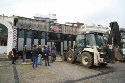 Samsun’da mahkeme kararı sonrası eğlence mekanının yıkımı başladı
