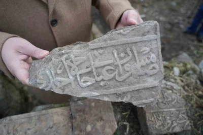 Samsun&rsquo;da mezarlığın altından tarih &ccedil;ıkıyor: Samsun yazılı mezar kitabesi, yeni tarihi mezarlar
