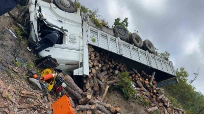 Samsun’da odun yüklü kamyon şarampole devrildi: 1 ölü
