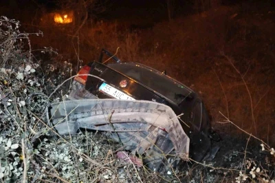 Samsun&rsquo;da otomobil 3 metre y&uuml;kseklikten yuvarlandı: S&uuml;r&uuml;c&uuml; yara almadan kurtuldu
