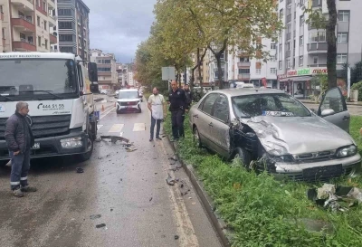 Samsun’da otomobil çöp kamyonuna çarptı: 1 yaralı

