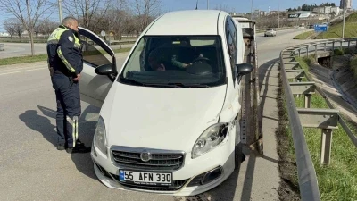 Samsun&rsquo;da otomobil ref&uuml;j&uuml; aşıp bariyere &ccedil;arptı: 1 yaralı
