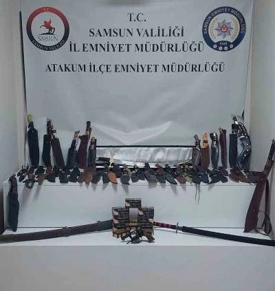 Samsun’da polis ruhsatsız silah ve çok sayıda bıçak ele geçirdi
