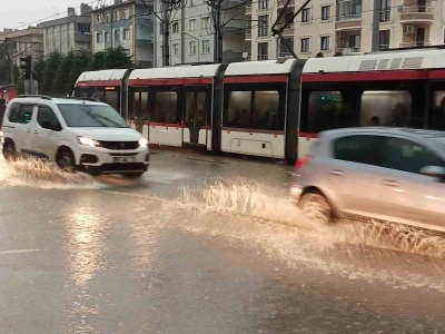 Samsun&rsquo;da sağanak: Caddeler dere gibi aktı
