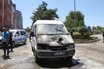 Samsun&rsquo;da seyir halindeki minib&uuml;s yandı
