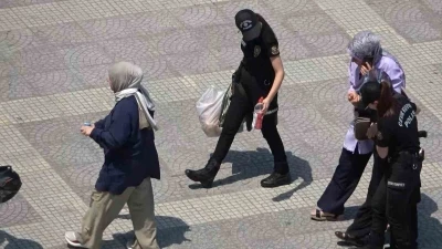 Samsun&rsquo;da sıcaktan bayılan kadının yardımına vatandaşlar ve polisler koştu
