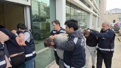 Samsun&rsquo;da silahlı tehdit ve zorla para alma iddiası: 4 ş&uuml;pheli adliyede
