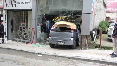 Samsun&rsquo;da terzi d&uuml;kkanına otomobil girdi
