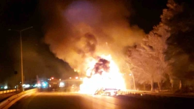 Samsun’da tiner yüklü tır alev alev yanıyor
