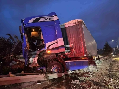 Samsun&rsquo;da tır devrildi: 1 yaralı
