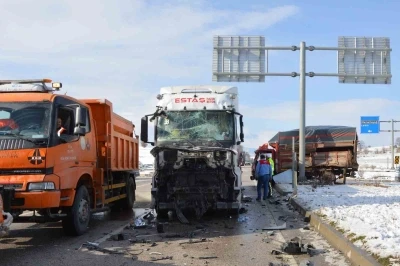 Samsun&rsquo;da tır ile kamyonet &ccedil;arpıştı: 2 yaralı
