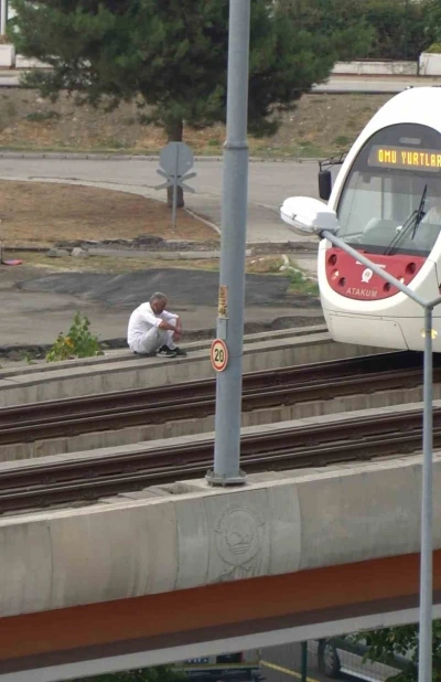 Samsun’da tramvay üst geçidinde şaşkına çeviren anlar
