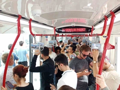 Samsun’da tramvaylarda klima problemi: Yolcular yelpazeyle serinledi
