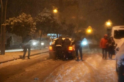 Samsun&rsquo;da yoğun kar yağışı s&uuml;r&uuml;c&uuml;lere zor anlar yaşattı

