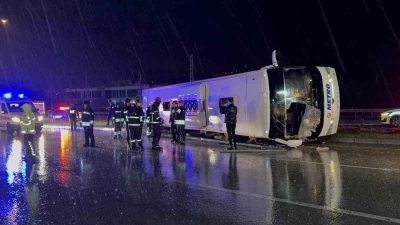 Samsun&rsquo;da yolcu otob&uuml;s&uuml; devrildi: 6 yaralı
