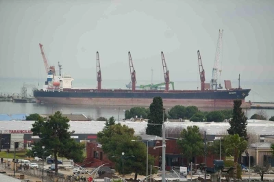 Samsun g&uuml;mr&uuml;ğ&uuml;nden en &ccedil;ok meyve ihra&ccedil; edildi, motorin ithal edildi
