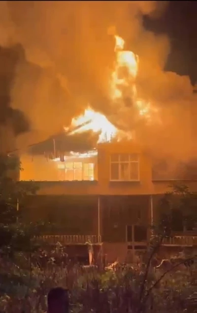 Samsun-Ordu yolu kenarında korkutan yangın: 2 katlı ev alevlere teslim oldu
