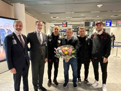 Samsunspor, Almanya&rsquo;da &ccedil;i&ccedil;eklerle karşılandı
