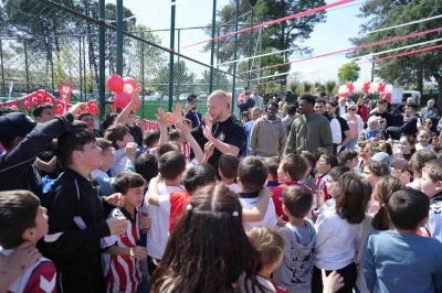 Samsunsporlu futbolcular, 23 Nisan&rsquo;ı &ccedil;ocuklarla birlikte kutladı
