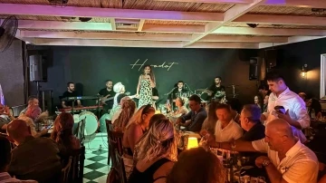 Sanat&ccedil;ı D&ouml;nmez&rsquo;den Bodrum&rsquo;da unutulmaz gece
