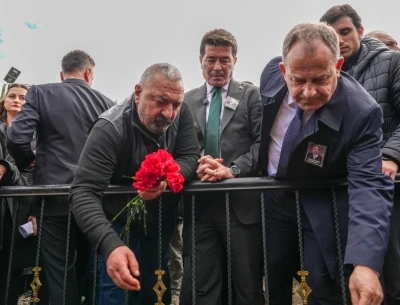 Sanat&ccedil;ı Volkan Konak &ouml;l&uuml;m&uuml;n&uuml;n 1. yıld&ouml;n&uuml;m&uuml;nde mezarı başında anıldı

