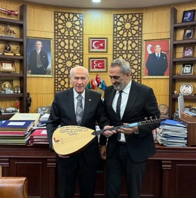 Sanatçı Yavuz Bingöl, MHP Lideri Bahçeli’ye bağlama hediye etti
