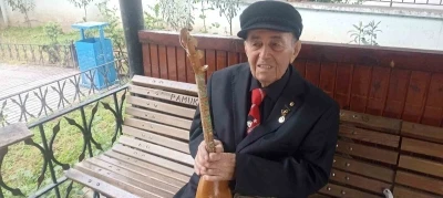 Sanatın &ccedil;ınarı elinde curasıyla gen&ccedil;lere t&uuml;rk&uuml;leri sevdiriyor
