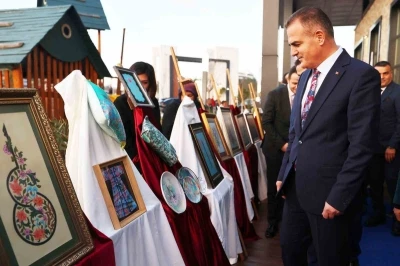 &lsquo;Sanatın diliyle değerlerimiz, hat, tezhip, ebru&rsquo; sergisi a&ccedil;ıldı
