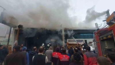 Sanayi sitesinde b&uuml;y&uuml;k yangın: 5 kişi hastaneye kaldırıldı
