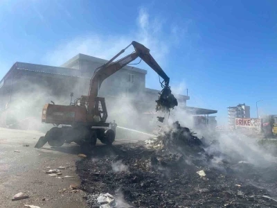 Sanayi sitesinde hurda yangını iş yerlerine sı&ccedil;ramadan s&ouml;nd&uuml;r&uuml;ld&uuml;
