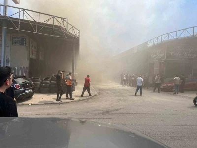 Sanayi sitesinde iş yeri yangını: Siyah dumanlar gökyüzünü kapladı
