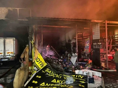 Sanayi sitesindeki yangında 7 iş yeri ve 3 araç yandı
