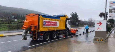 Sancaktepe Belediyesi ekiplerinden kışla m&uuml;cadele &ccedil;alışmalarında 24 esaslı m&uuml;cadele
