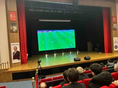 Sancaktepe&rsquo;de tarihi gece: 24 yıllık D&uuml;nya Kupası hasreti dev ekran coşkusuyla son buldu
