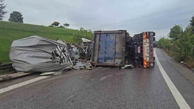 Sancaktepe’de virajı alamayan hurda yüklü kamyon yan yattı: 1 yaralı
