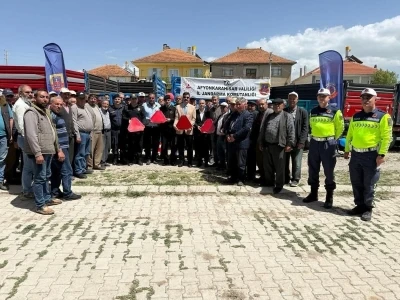 Sandıklı&rsquo;da trakt&ouml;r s&uuml;r&uuml;c&uuml;leri reflekt&ouml;r&uuml;n &ouml;nemi konusunda bilgilendirildi
