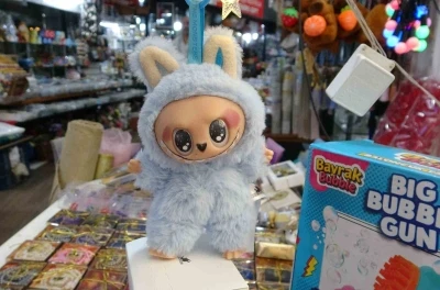 Saniyeler içinde oyuncağı aldı, o anlar kameraya yansıdı
