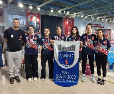 SANKO Okulları gen&ccedil; kız y&uuml;zme takımı, b&ouml;lge şampiyonu oldu