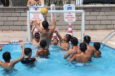 Şanlıurfa Belediyesi’ne ait yüzme havuzlarında hem serinlediler hem eğlendiler
